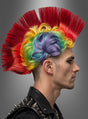 Profil einer Person mit einer regenbogenfarbenen „Bunte Punk“-Irokesenperücke, die eine schwarze Lederjacke mit Nieten trägt, vor einem grauen Hintergrund mit Farbverlauf – ein auffälliger Punk-Look, perfekt für den Karneval.