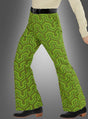 Eine Person, die die „Retro Hose Herren grün“ mit grünem Retro-Muster trägt, kombiniert mit einem beigen Hemd, einem schwarzen Gürtel und schwarzen Schuhen, geht vor einem grauen Hintergrund mit Farbverlauf.