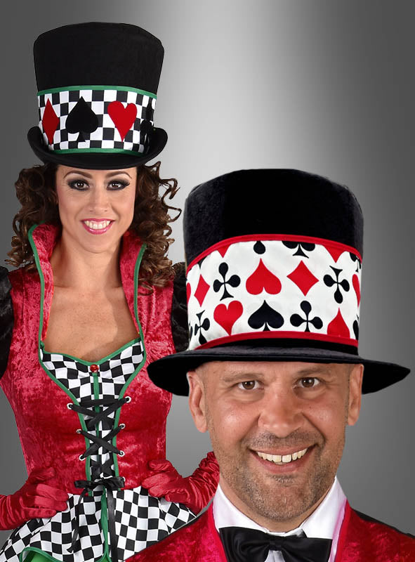 Zwei Personen tragen rote Samtkostüme und „Casino Hut Stoff Zylinder Unisex“-Hüte mit überdimensionalen Spielkartensymbolen und stehen vor einem grauen Hintergrund mit Farbverlauf.