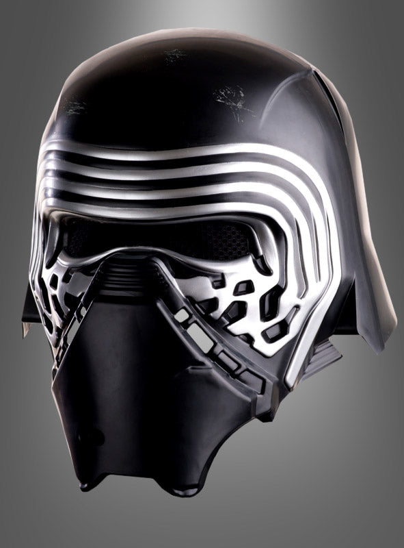 Kylo Ren Deluxe-Vollmaske Star Wars: Ein schwarzer Sci-Fi-Helm mit silbernen Rippen und kantigem Design, inspiriert vom ikonischen Stil aus Star Wars, dargestellt vor einem grauen Hintergrund mit Farbverlauf.