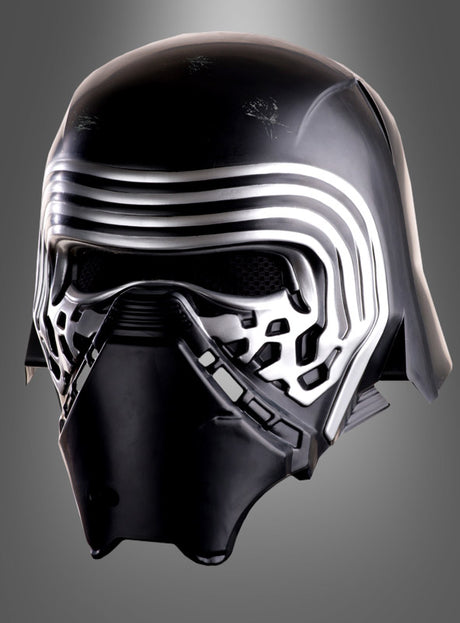 Kylo Ren Deluxe-Vollmaske Star Wars: Ein schwarzer Sci-Fi-Helm mit silbernen Rippen und kantigem Design, inspiriert vom ikonischen Stil aus Star Wars, dargestellt vor einem grauen Hintergrund mit Farbverlauf.