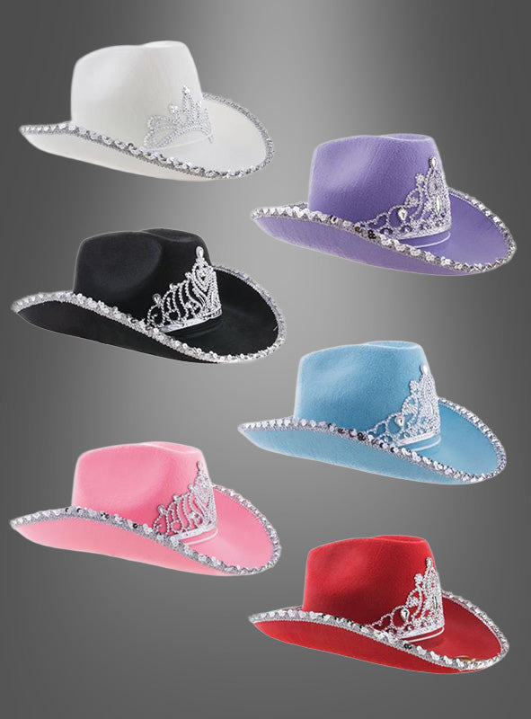 Sechs Cowboyhüte der Marke „Cowgirl Hut mit Krone“ – jeweils in den Farben Weiß, Lila, Schwarz, Blau, Rosa und Rot – sind mit einer funkelnden silbernen Tiara und Strassverzierungen versehen. Diese stilvollen Westernhüte sind in zwei Spalten vor einem grauen Hintergrund mit Farbverlauf dargestellt.