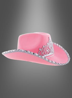 Cowgirl-Hut mit Krone in Rosa, verziert mit einer silbernen Paillettenborte und einem funkelnden Strass-Tiara-Akzent auf der Vorderseite, präsentiert vor einem grauen Hintergrund mit Farbverlauf.