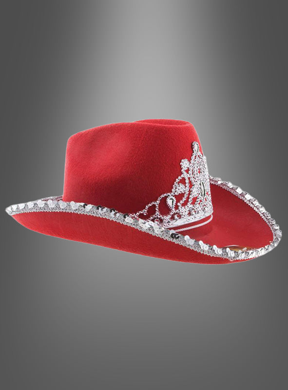 Eine „Cowgirl Hut“-Kappe mit Krone in Rot, verziert mit silbernen Pailletten entlang der Krempe und einem funkelnden silbernen Tiara-Motiv auf der Vorderseite, dargestellt vor einem grauen Hintergrund mit Farbverlauf.