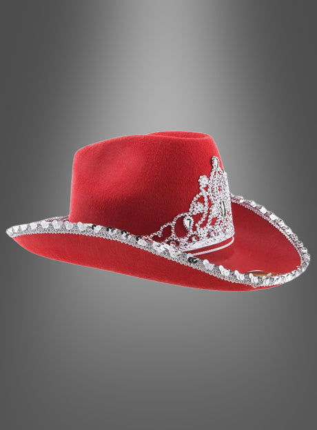 Eine „Cowgirl Hut“-Kappe mit Krone in Rot, verziert mit silbernen Pailletten entlang der Krempe und einem funkelnden silbernen Tiara-Motiv auf der Vorderseite, dargestellt vor einem grauen Hintergrund mit Farbverlauf.
