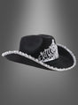 „Cowgirl Hut mit Krone“ – ein schwarzer Cowboyhut mit einem auffälligen silbernen Tiara-Motiv auf der Vorderseite und schimmernden silbernen Verzierungen entlang der Krempe, präsentiert vor einem eleganten grauen Hintergrund mit Farbverlauf. Dieser stilvolle Westernhut ist ideal, um jedem Outfit einen glamourösen Akzent zu verleihen.