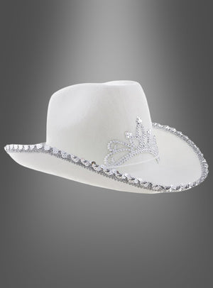 Cowgirl-Hut mit Krone, verziert mit silbernen Pailletten am Rand und einer funkelnden silbernen Paillettenkrone auf der Vorderseite, präsentiert vor einem grauen Hintergrund mit Farbverlauf.