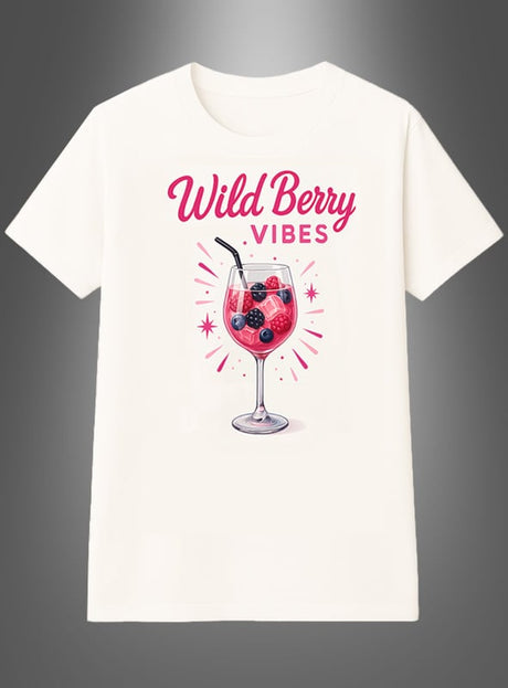 Cocktail-T-Shirt „Wild Berry Vibes“ für Damen mit dem Schriftzug „Wild Berry Vibes“ und einer Illustration eines mit Beeren und einem Strohhalm gefüllten Weinglases – die perfekte Hommage an den erfrischenden Lillet Wild Berry Cocktail.