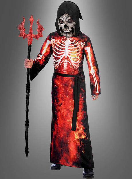Eine Person, die das „Feuerteufel-Kostüm mit Maske“ trägt – bestehend aus einem flammenden Skelett mit Kapuze, einer Totenkopfmaske und einem roten Dreizack –, posiert vor einem grauen Hintergrund; dieses Kostüm eignet sich perfekt für jede Halloween-Kostümparty oder als das ultimative Feuerteufel-Kinderkostüm.