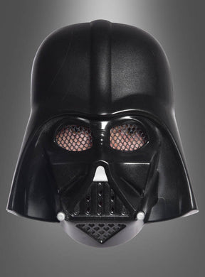 Die „Darth Vader Maske Ben Cooper für Erwachsene“ ist ein schwarzer Kunststoffhelm, der der Maske von Darth Vader aus „Star Wars“ nachempfunden ist. Er dient als beeindruckende Retro-Halbmaske und wird vor einem schlichten grauen Hintergrund präsentiert.