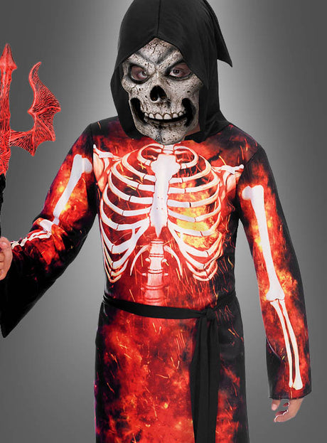 Ein Kind trägt das „Feuerteufel“-Kostüm mit Maske, bestehend aus einem Kapuzenoutfit mit flammendem Skelett-Aufdruck, einer Totenkopfmaske und einem roten Dreizack – ein echter Blickfang für jede Halloween-Party oder als auffälliges „Feuerteufel“-Kinderkostüm vor grauem Hintergrund.