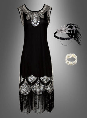 XXL-Kostüm im Stil der 20er Jahre mit Accessoires „Tatiana“: Elegantes schwarzes Charleston-Kleid im Stil der 1920er Jahre mit silbernen Pailletten, Fransenbesatz und passenden Accessoires wie Stirnband, Armband und Feder-Haarschmuck auf grauem Hintergrund – perfekt als Paillettenkleid in Übergröße für stilvolle Flapper-Looks.