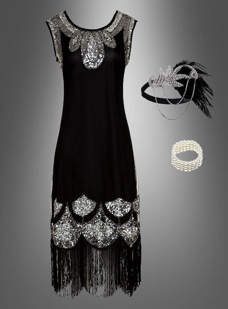 XXL-Kostüm im Stil der 20er Jahre mit Accessoires „Tatiana“: Elegantes schwarzes Charleston-Kleid im Stil der 1920er Jahre mit silbernen Pailletten, Fransenbesatz und passenden Accessoires wie Stirnband, Armband und Feder-Haarschmuck auf grauem Hintergrund – perfekt als Paillettenkleid in Übergröße für stilvolle Flapper-Looks.