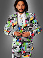 Ein Mann, der den „Deluxe Testbild Anzug“ von OppoSuits trägt – einen farbenfrohen Anzug mit geometrischen Mustern und einer passenden Krawatte –, steht vor einem schlichten grauen Hintergrund und knöpft seine Jacke zu; das perfekte Outfit für jede 70er-Jahre-Mottoparty.