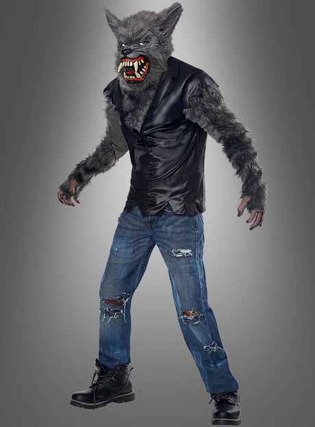 Ein Kind im Werwolf-Kinderkostüm – bestehend aus einer pelzigen Werwolf-Maske, einem zerrissenen schwarzen Hemd, pelzigen Handschuhen, zerrissenen blauen Jeans und schwarzen Stiefeln – steht vor einem schlichten grauen Hintergrund.