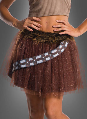 Der Chewbacca-Wookiee-Tüllrock – ein brauner, glitzernder Tüllrock mit einem Bund aus Kunstfell und einer dekorativen Schärpe, die von Chewbacca aus „Star Wars“ inspiriert ist – ist die perfekte Wahl für jedes Wookiee-Damenkostüm oder jedes „Star Wars“-Kostüm.