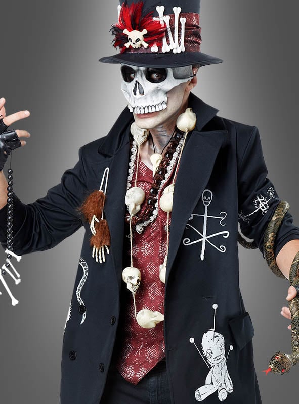 Eine Person mit einer Skelett-Gesichtsmaske und einem verzierten Voodoo-Zylinderhut trägt einen mit Knochen, Totenköpfen und Symbolen verzierten Mantel und hält vor einem grauen Hintergrund eine Schlange und Perlen in der Hand. Das Voodoo-Priester-Kostüm für Herren ist die ideale Wahl für alle, die einen gruseligen und unvergesslichen Look suchen.