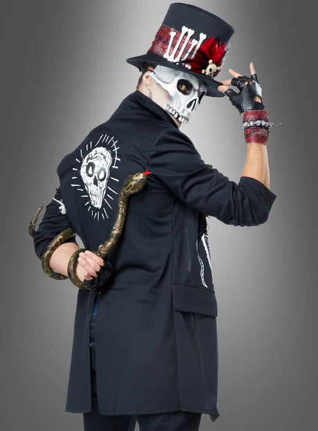 Eine Person mit einem Voodoo-Zylinder und einer Maske mit Totenkopfmotiv, die einen schwarzen Mantel mit Totenkopfmotiv auf dem Rücken trägt und eine künstliche Schlange in der Hand hält, posiert vor einem grauen Hintergrund – eine perfekte Wahl für das Voodoo-Priester-Kostüm für Herren.