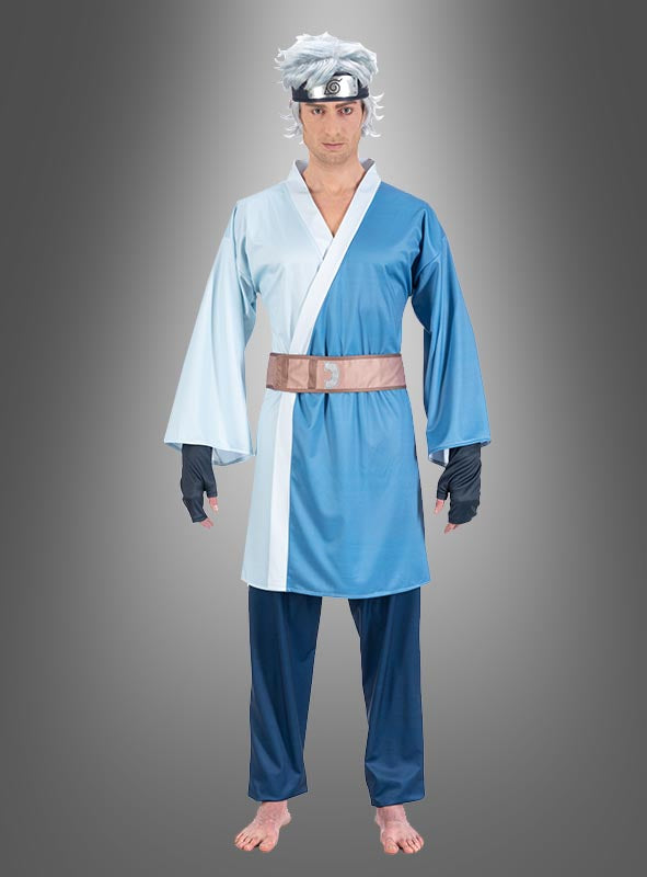Eine Person im Mitsuki-Kostüm für Erwachsene aus dem Anime „Boruto“ – bestehend aus einem blau-weißen Ninja-Outfit mit Stirnband, grauer Perücke, fingerlosen Handschuhen und nackten Füßen – steht vor einem grauen Hintergrund mit Farbverlauf und eignet sich somit perfekt für Fans von authentischem „Boruto“-Cosplay oder lizenzierten Anime-Kostümen.