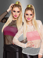 Zwei Frauen mit blonden Haaren, die zu hohen Pferdeschwänzen zusammengebunden sind, tragen farbenfrohes Make-up und kombinieren die 80er-Netzshirts – eines in Schwarz, eines in Weiß – über knallbunten Bandeaus. Diese Netzshirts in Einheitsgröße sorgen vor einem grauen Hintergrund für einen auffälligen Retro-Look.