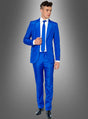 Ein Mann, der einen blauen „Anzug für Herren“ von Suitmeister, ein weißes Hemd und eine blaue Krawatte trägt, steht vor einem grauen Hintergrund mit Farbverlauf.