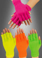 Vier Paar Hände präsentieren die fingerlosen 80er-Strickhandschuhe in Neonfarben in auffälligen Rosa-, Gelb-, Orange- und Grüntönen vor einem grauen Hintergrund mit Farbverlauf. Diese fingerlosen Strickhandschuhe sind das ideale Accessoire für jedes Karnevalskostüm oder jedes Retro-Party-Outfit.