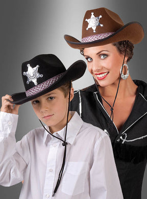 Eine Frau und ein Junge, die den „Cowboyhut für Kinder und Damen“ in Schwarz und Braun mit glänzenden Abzeichen tragen, posieren stolz vor einem Hintergrund mit Farbverlauf und lassen so den Geist des Wilden Westens lebendig werden.