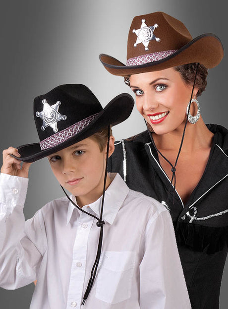 Eine Frau und ein Junge, die den „Cowboyhut für Kinder und Damen“ in Schwarz und Braun mit glänzenden Abzeichen tragen, posieren stolz vor einem Hintergrund mit Farbverlauf und lassen so den Geist des Wilden Westens lebendig werden.