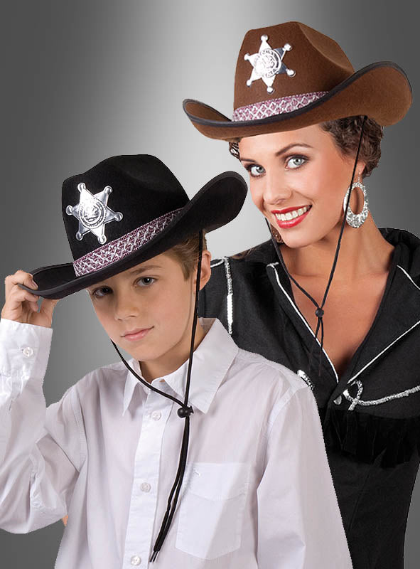 Eine Frau und ein Junge, die den „Cowboyhut für Kinder und Damen“ in Schwarz und Braun mit glänzenden Abzeichen tragen, posieren stolz vor einem Hintergrund mit Farbverlauf und lassen so den Geist des Wilden Westens lebendig werden.