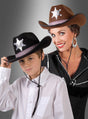 Eine Frau und ein Junge, die den „Cowboyhut für Kinder und Damen“ in Schwarz und Braun mit glänzenden Abzeichen tragen, posieren stolz vor einem Hintergrund mit Farbverlauf und lassen so den Geist des Wilden Westens lebendig werden.