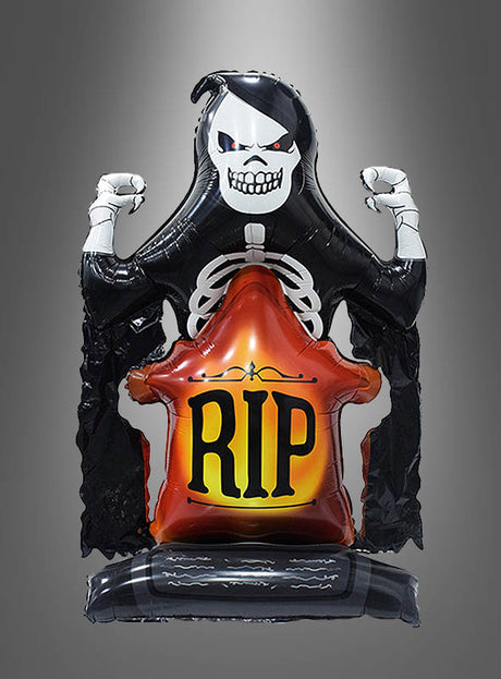 Der Grabstein-Folienballon 122 x 76 cm „Reaper RIP“ zeigt einen aufblasbaren Sensenmann, der einen orangefarbenen Grabstein mit der Aufschrift „RIP“ hält, vor einem einfarbigen grauen Hintergrund mit Farbverlauf – perfekt als Halloween-Sensenmann-Folienballon und ideal für Ihre Halloween-Dekoration. Dieser wiederverwendbare Ballon verleiht jeder festlichen Dekoration eine gruselige Note.