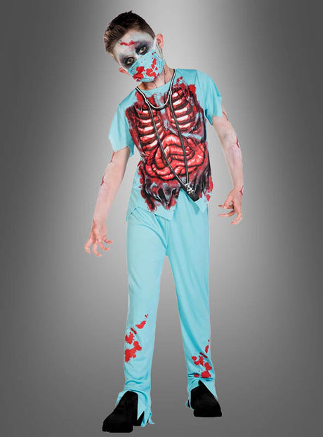 Ein Kind im „Zombie OP Arzt Kinderkostüm Halloween“ – bestehend aus einem blauen Chirurgenanzug mit freiliegenden Rippen, Blutflecken, einer passenden Gesichtsmaske und schwarzen Schuhen – steht vor einem grauen Hintergrund mit Farbverlauf und ist damit die perfekte Wahl für gruselige Kinder-Horrorpartys oder als unheimliches Halloween-Kostüm „Zombie-Arzt“.