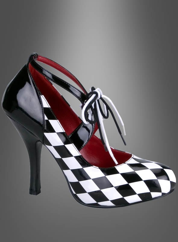 Harlekin-Schachbrett-Schuhe Clown: Ein schwarz-weiß karierter Schuh mit hohem Absatz, rotem Innenfutter und passend gemusterten Schnürsenkeln, inspiriert von klassischen Schachbrettmustern, dargestellt vor einem grauen Farbverlaufshintergrund.