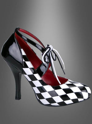 Harlekin-Schachbrett-Schuhe Clown: Ein schwarz-weiß karierter Schuh mit hohem Absatz, rotem Innenfutter und passend gemusterten Schnürsenkeln, inspiriert von klassischen Schachbrettmustern, dargestellt vor einem grauen Farbverlaufshintergrund.