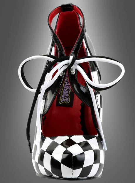 Harlekin-Schachbrett-Schuhe Clown: Ein Schuh mit hohem Absatz, der durch ein auffälliges schwarz-weißes Schachbrettmuster im Stil klassischer Harlekine besticht. Hervorhebend wirken das leuchtend rote Innenfutter sowie die schwarz-weißen Schnürsenkel, die zu einer Schleife gebunden sind (Ansicht von vorne).