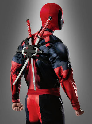 Eine Person steht mit dem Rücken zur Kamera vor einem grauen Hintergrund und trägt ein rot-schwarzes Superheldenkostüm; in einem Rückengurt trägt sie das „Deadpool Waffenset Original Marvel“.