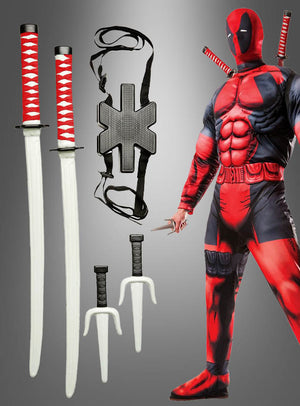 Eine Person in einem rot-schwarzen Superheldenkostüm steht vor einem grauen Hintergrund neben dem „Deadpool Waffenset Original Marvel“, das zwei Deadpool-Schwerter, zwei Spielzeug-Sai und einen schwarzen Gurt umfasst.