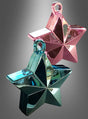 Zwei „Ballongewicht Stern 150 g“-Ornamente, eines in Rosa und eines in Blaugrün mit Metallic-Finish, sind vor einem grauen Hintergrund mit Farbverlauf abgebildet. Sie eignen sich perfekt für die Ballondekoration, und jedes „Ballongewicht Stern 150 g“ kann zudem als stilvoller Halt dienen, um Ihre festlichen Ballons sicher und mit Flair zu befestigen.