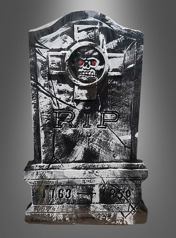 Die Dekoration „Gothic Grabstein Deko Halloween“ besteht aus einem grauen Grabstein-Requisit mit einem Totenkopf und leuchtend roten Augen, auf dem „RIP“ sowie die Jahreszahlen 1763 und 1830 eingraviert sind, vor einem dunklen Hintergrund mit Farbverlauf.