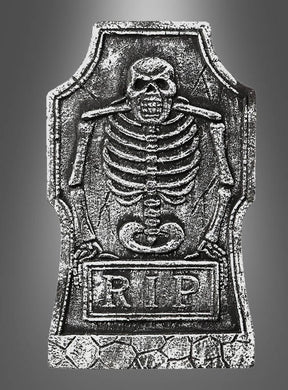 Der „Gothic Grabstein Deko Halloween“ ist ein grauer Grabstein, der mit einem Skelett-Relief verziert ist und darunter die eingravierten Buchstaben „RIP“ trägt.