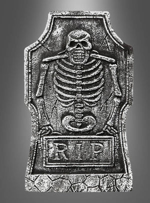 Der „Gothic Grabstein Deko Halloween“ ist ein grauer Grabstein, der mit einem Skelett-Relief verziert ist und darunter die eingravierten Buchstaben „RIP“ trägt.