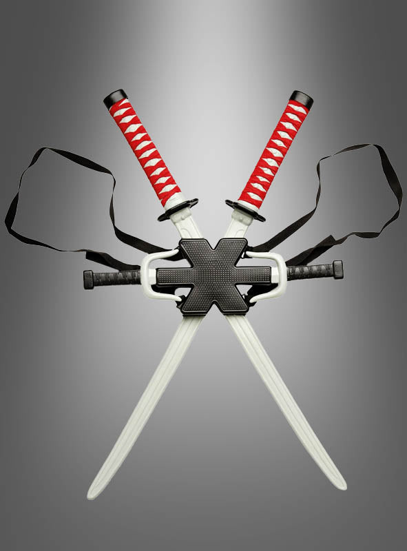 Zwei gekreuzte Schwerter mit roten und weißen Griffen sind in einem schwarzen Gurtzeug mit Riemen befestigt und vor einem grau verlaufenden Hintergrund dargestellt – perfekt für jeden Fan oder Sammler des „Deadpool Waffenset Original Marvel“.