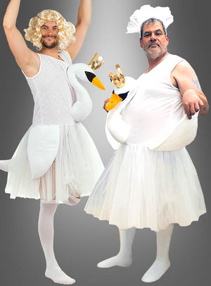 Zwei Männer posieren in verspielten „Schwan-Kostümen mit Tutu für Männer“, die von „Schwanensee“ inspiriert sind und mit Schwanenmotiven sowie goldenen Kronen verziert sind; einer trägt eine blonde Perücke, während der andere eine Kochmütze trägt. Grauer Hintergrund mit Farbverlauf.