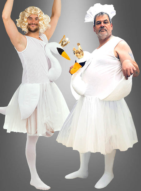 Zwei Männer posieren in verspielten „Schwan-Kostümen mit Tutu für Männer“, die von „Schwanensee“ inspiriert sind und mit Schwanenmotiven sowie goldenen Kronen verziert sind; einer trägt eine blonde Perücke, während der andere eine Kochmütze trägt. Grauer Hintergrund mit Farbverlauf.