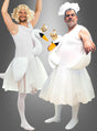 Zwei Männer posieren in verspielten „Schwan-Kostümen mit Tutu für Männer“, die von „Schwanensee“ inspiriert sind und mit Schwanenmotiven sowie goldenen Kronen verziert sind; einer trägt eine blonde Perücke, während der andere eine Kochmütze trägt. Grauer Hintergrund mit Farbverlauf.