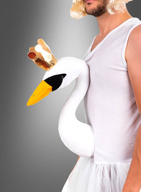 Mit einem weißen Tanktop, einem Tutu, einer blonden Perücke und dem Schwan-Kostüm mit Tutu für Männer – komplett mit einer goldenen Krone auf dem Kopf des Schwans – ist dieses verspielte Ensemble eine Anspielung auf die von „Schwanensee“ inspirierten Aufführungen des Männerballetts.