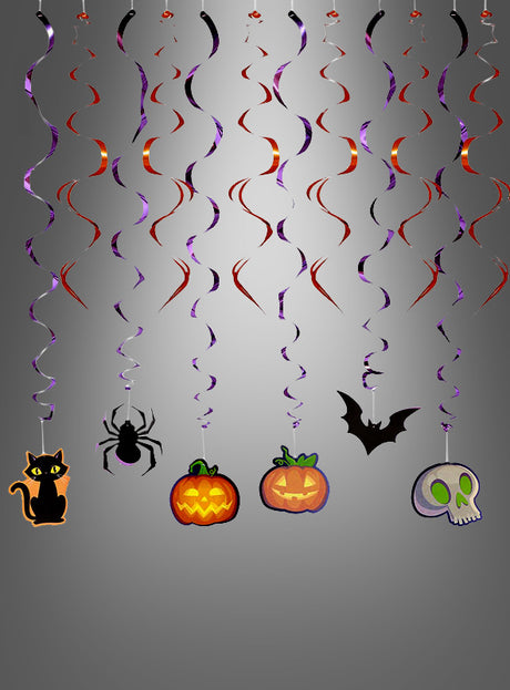 Verleihen Sie Ihrer Halloween-Dekoration mit der Halloween-Girlande „Swirl“ in Metallic-Optik (12er-Pack) eine festliche Note – mit hängenden Ausschnitten einer schwarzen Katze, einer Spinne, zweier Kürbislaternen, einer Fledermaus und eines Totenkopfs auf grauem Hintergrund. Diese farbenfrohen, gewundenen Dekorationen eignen sich perfekt, um bei jeder Feier eine gruselige Atmosphäre zu schaffen.