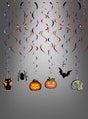 Zwölf spiralförmige Halloween-Hängeschmuckstücke aus dem „Halloween Girlande Swirl Metallic 12er-Pack“ – mit klassischen Motiven wie einer Katze, einer Spinne, Kürbissen, einer Fledermaus und einem Totenkopf vor einem grauen Farbverlaufshintergrund – sorgen für eine auffällige Halloween-Dekoration, die bei jeder Drehbewegung festliches Flair versprüht.