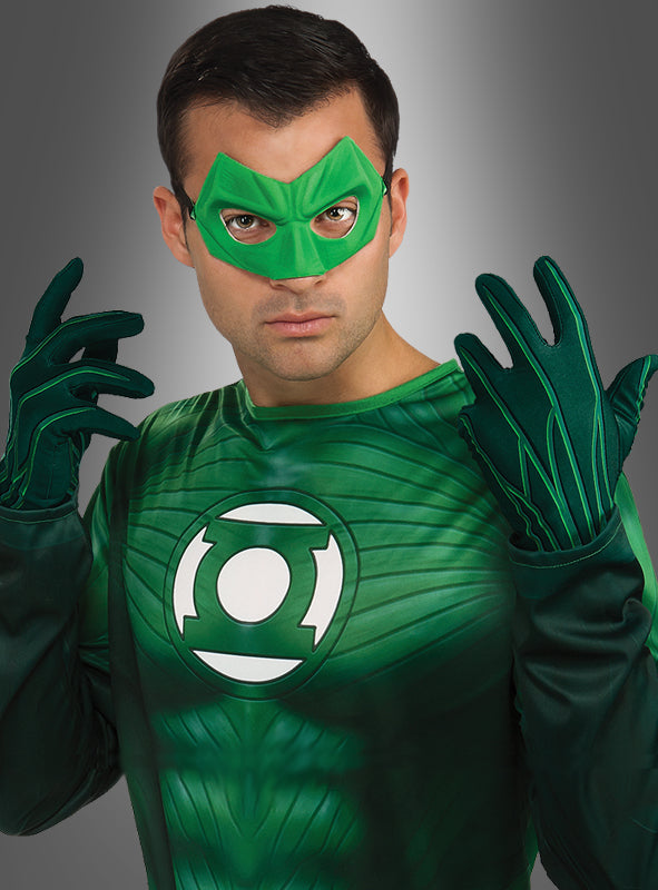 Eine Person in einem Green-Lantern-Kostüm, zu dem die „Grünen Handschuhe Herren“ als stilvolles Kostüm-Accessoire gehören, sowie eine grüne Maske und ein T-Shirt mit dem Green-Lantern-Logo, posiert vor einem grauen Hintergrund.