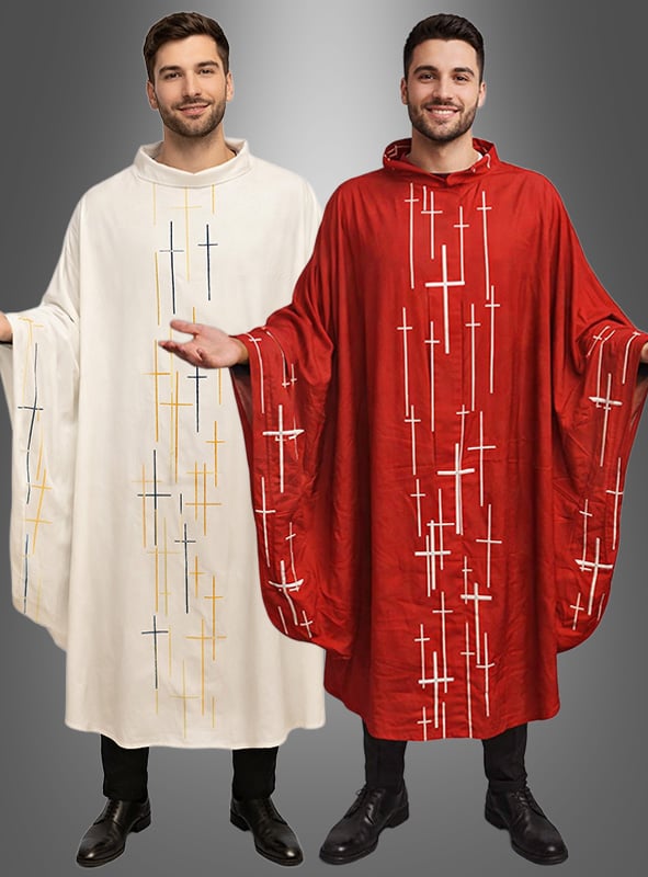 Zwei Männer stehen nebeneinander und tragen das Priester-Messgewand mit Kreuzen; das eine Gewand ist weiß mit goldenen und blauen Kreuzen, das andere rot mit weißen Kreuzen – beide haben weite Ärmel und Kapuzen. Diese Prediger-Roben eignen sich perfekt als Karnevalskostüm oder Priester-Messgewand und vermitteln einen authentischen kirchlichen Stil für festliche Anlässe.